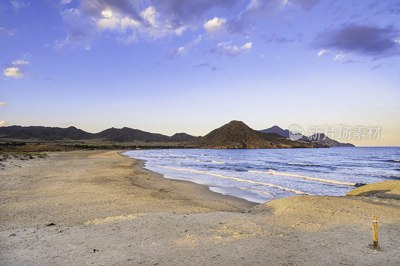 普拉亚德洛斯热那亚，在Cabo de Gata-Níjar自然保护区美丽的海滩之一-西班牙